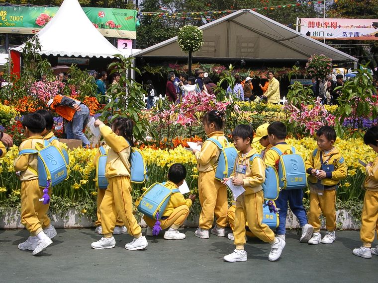 Schulkinder auf der Gartenschau in Hong Kong