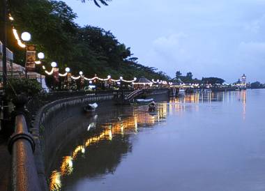 Kuching - Waterfront by night